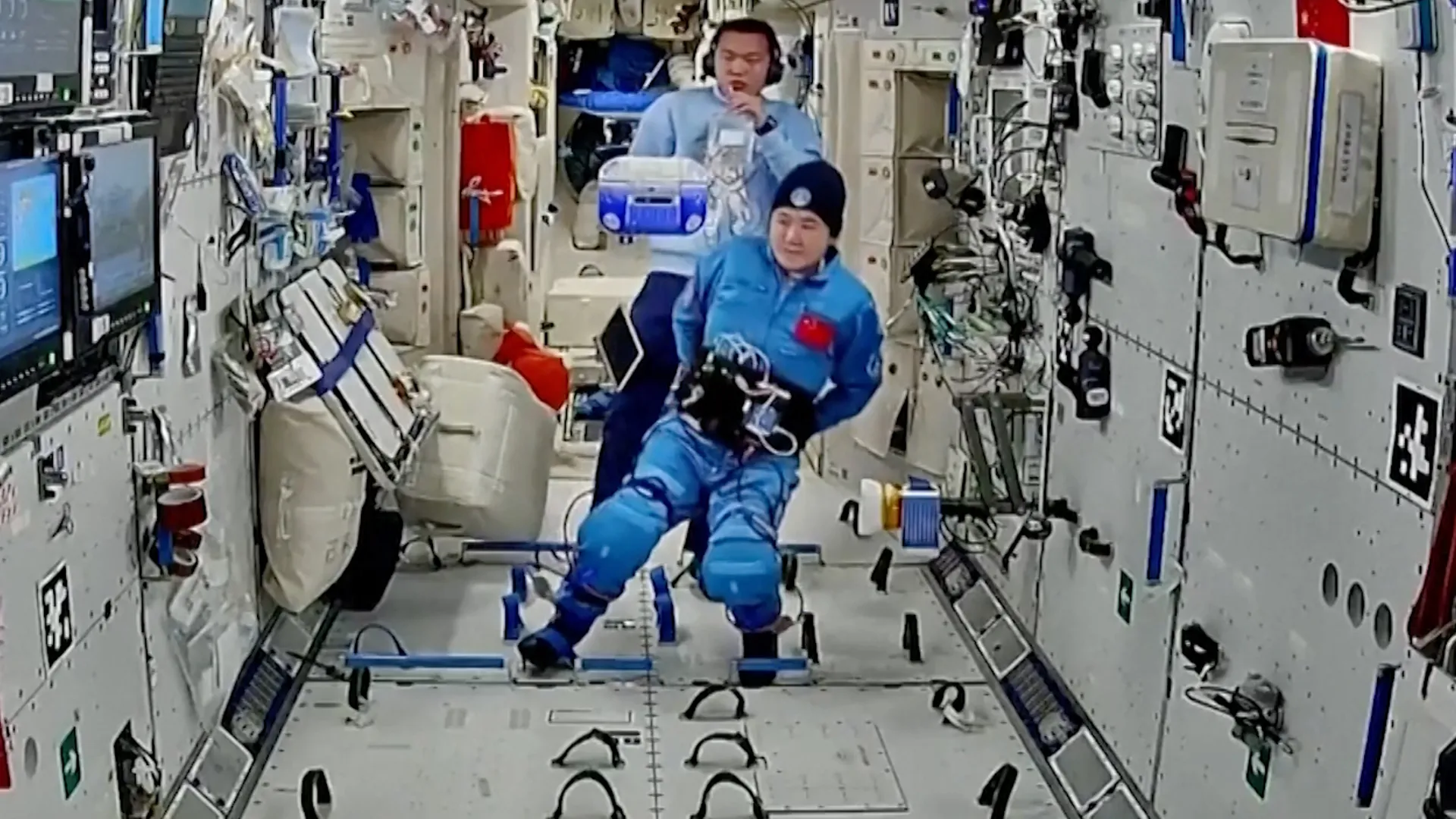 Chinas Shenzhou-19-Astronauten experimentieren im März 2025 mit dem KI-Roboter Xiao Hang an Bord der Tiangong-Raumstation.