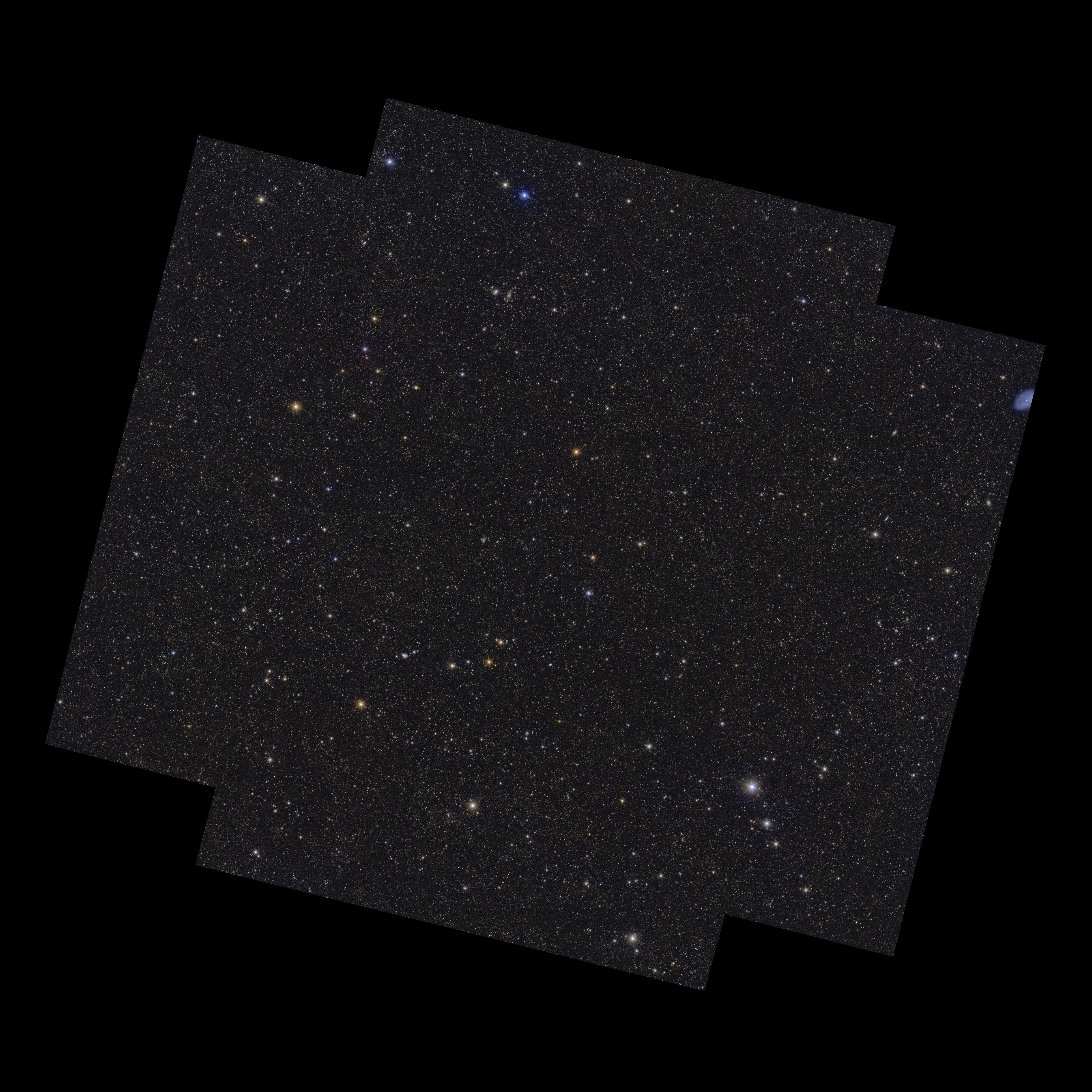 Auf einem schwarzen Hintergrund liegt eine fast quadratische Form, deren Ecken ausgeschnitten sind und deren obere und untere Kanten leicht von links oben nach rechts unten geneigt sind. Innerhalb dieser Form befinden sich 4,5 Millionen Galaxien sowie Sterne verschiedener Größe, Helligkeit und Farbe. Einige der helleren Sterne weisen Beugungsstrahlen auf.