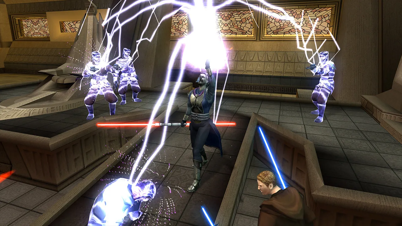 Bild aus dem Spiel *Star Wars Knights of the Old Republic II: The Sith Lords*. In der Mitte eines Raumes steht eine Person, die in ihrer rechten Hand einen doppelendigen roten Lichtschwert hält und ihre linke Hand in die Luft hebt. Ein gewaltiger Blitz aus blau-weißem Licht bricht aus ihrer linken Hand hervor und trifft vier Gegner im Raum. Im Vordergrund ist auch ein Mann in brauner, kapuzenartiger Robe zu sehen, der zwei blaue Lichtschwerter schwingt.