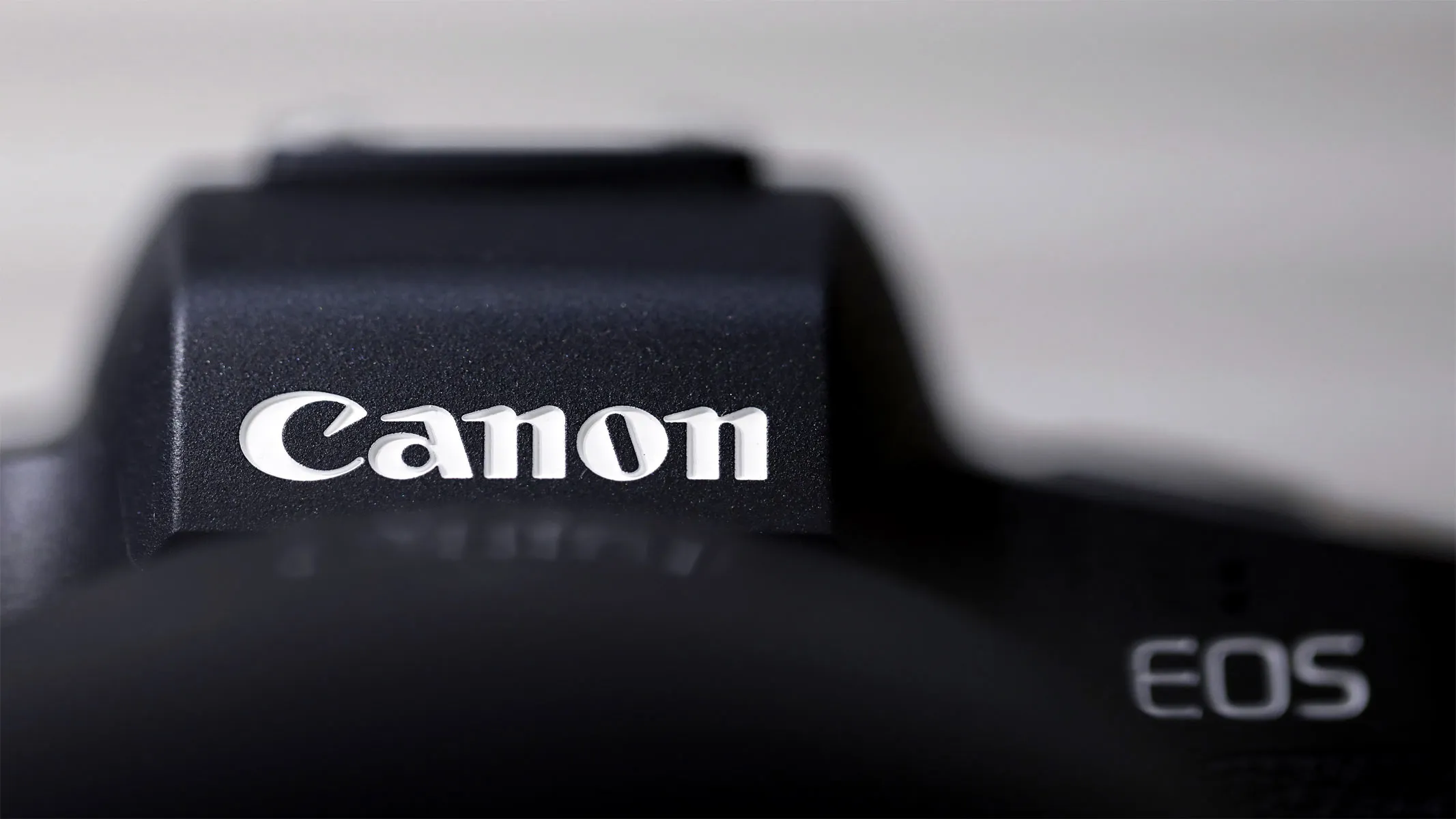 Eine Nahaufnahme einer Canon-Kamera.
