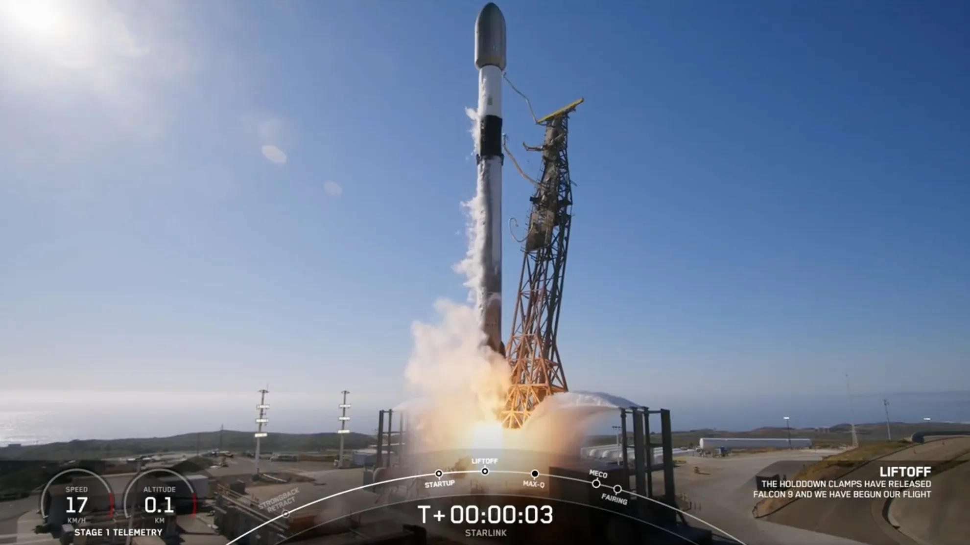 eine schwarz-weiße Rakete erhebt sich von einer Startrampe in den blauen Himmel